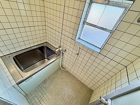 毎日の疲れを癒やすバスタイムを♪空気が籠らない様に小窓も設置しております。