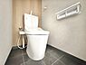 トイレ：節水型でエコなトイレには、今では当たり前のウォシュレット付き。便座を温める機能付き！タオルフォルダーも付いておりそのまま手洗いもできます。