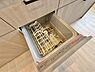 キッチン：食器洗乾燥機付きで家族の食器もピカピカ。後片付けもラクラクこなせて、日々の生活には欠かせない便利設備。環境にもママの手にも優しいのがうれしいですね。