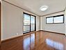 寝室：2面採光なので、日差しを長時間受ける事が出来る暖かいお部屋です。