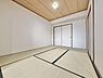 和室：和室は汎用性が高く様々な使い方ができます♪収納スペース付きでお部屋もスッキリ片付きますね！