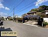その他：住宅前の道路はゆとりがあり、敷地へのアプローチもスムーズ。周辺には住宅が建ち並び、落ち着いた街並みが広がっています。