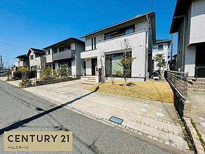 外観:青空に映える白を基調とした外観が印象的な住まい。前面には広々とした駐車スペースが確保され、車の出入りもしやすいゆとりある配置です。植栽や芝生も整えられ、明るく開放的な印象を与えます。 外観:青空に映える白を基調とした外観が印象的な住まい。前面には広々とした駐車スペースが確保され、車の出入りもしやすいゆとりある配置です。植栽や芝生も整えられ、明るく開放的な印象を与えます。