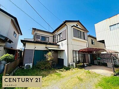 外観:明るい外観が印象的な2階建て住宅。敷地内にはカーポート付きの駐車スペースを備え、雨の日の乗り降りにも配慮されています。前面にはゆとりあるスペースがあり、使い勝手の良い住まいです。 外観:明るい外観が印象的な2階建て住宅。敷地内にはカーポート付きの駐車スペースを備え、雨の日の乗り降りにも配慮されています。前面にはゆとりあるスペースがあり、使い勝手の良い住まいです。