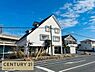 その他：個性的なフォルムが目を引く、存在感のある3階建て住宅。白を基調とした外壁が青空に映え、すっきりとした印象を与えます。建物前には広さのあるスペースも確保され、住まいへのアプローチもゆったり。
