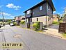 その他：住宅街の中に位置し、建物前から左右へ道路が伸びる開放的な立地。周辺には戸建住宅や緑もあり、落ち着いた街並みの中で暮らせる環境を現地写真からご確認いただけます。
