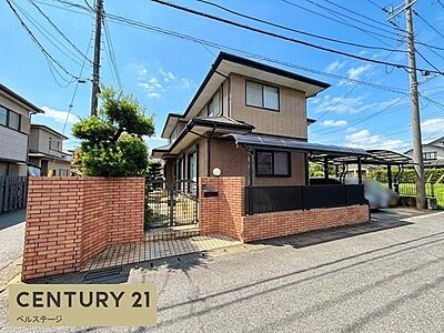 外観:青空に映える存在感のある外観が魅力の2階建て二世帯住宅。敷地内には複数台の駐車スペースを確保し、来客時も安心。開放感のある立地と個性的な住まいをお探しの方におすすめです。 外観:青空に映える存在感のある外観が魅力の2階建て二世帯住宅。敷地内には複数台の駐車スペースを確保し、来客時も安心。開放感のある立地と個性的な住まいをお探しの方におすすめです。