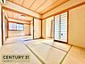和室：落ち着きある壁と木目が調和する畳部屋