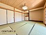 和室：趣のある和室は、畳の心地よさと木の温もりを感じられる落ち着いた空間。床の間も備え、客間や家族のくつろぎの場など、多彩な用途でお使いいただけます。