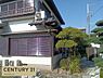その他：建物脇から庭へ続くアプローチには、手入れされた植栽が豊かに配されています。和風住宅らしい瓦屋根や木の風合いと緑が調和し、落ち着いた趣を感じられる空間。建物と庭を一緒に楽しめる魅力的な一枚です。