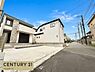 その他：建物から道路沿いの街並みまで見渡せる現地写真。周辺には戸建住宅が並ぶ落ち着いた住環境が広がっています。毎日の暮らしをイメージしながら、周辺の雰囲気や道路状況を現地でご確認ください。