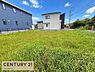 外観：周囲に住宅が並ぶ街並みで、緑が広がる土地です！敷地の奥まで見渡せる眺めに、新しい住まいへの想像が膨らみます！お庭や駐車スペースの配置など、ご家族の希望を重ねながら家づくりを楽しみましょう！
