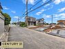 その他：見通しの良い広々道路に面した、開放感あふれる好立地です！落ち着いた綺麗な街並みは子育て世帯にも安心！陽光と心地よい風を感じながら、理想のマイホームで笑顔いっぱいの新生活をスタートさせましょう！