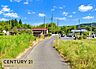 その他：広々とした前面道路に面した開放感のある立地。道路沿いには緑も多く、心地よい街並みが広がります。車での移動もしやすく、毎日の暮らしを快適にサポートしてくれます