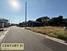 その他：見通しの良い道路に面しており、お車の出し入れがとてもスムーズに行える住環境です。左右の視界がしっかり確保できるため、毎日の通勤や送迎、大きな買い物の際にも安心感をもって快適に運転していただけます。