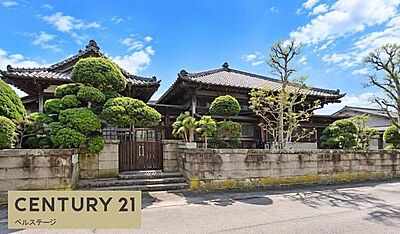 外観:落ち着いた街並みに緑豊かな植栽が映える外観。丁寧に手入れされた庭木が住まいに趣を添え、四季折々の自然を身近に感じられます。周囲の景色に溶け込む穏やかな住環境で、毎日の帰宅が楽しみになるような住まいです 外観:落ち着いた街並みに緑豊かな植栽が映える外観。丁寧に手入れされた庭木が住まいに趣を添え、四季折々の自然を身近に感じられます。周囲の景色に溶け込む穏やかな住環境で、毎日の帰宅が楽しみになるような住まいです