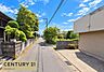 その他：周囲は落ち着いた住宅街で、比較的見通しのよい道路が住まいの前に広がっています。車での出入りや日々のお出かけにも便利な立地。周辺には緑も多く、街並みを感じながら穏やかな暮らしを楽しめる住環境です。