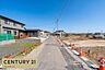 その他：物件周辺の前面道路と接道状況を確認できる写真です。道路幅や周囲の建物配置、住宅街としての街並みを把握でき、実際の入居者目線で周辺環境を確認する際にも役立ちます。