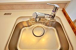 [キッチン] 水栓は浄水器付きです♪リノベーションできれいになりました！