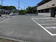建物敷地内に駐車場あります