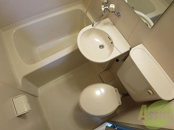 画像4:お手洗いもお湯で流せて清潔な3点ユニットバス