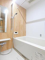 [風呂] 木目調のナチュラルベージュのパネルが温かみのある浴室に。浴室乾燥機と追焚き機能を搭載。