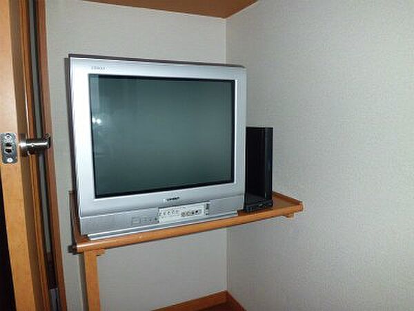 画像6:テレビの横の端末がレオネット。
