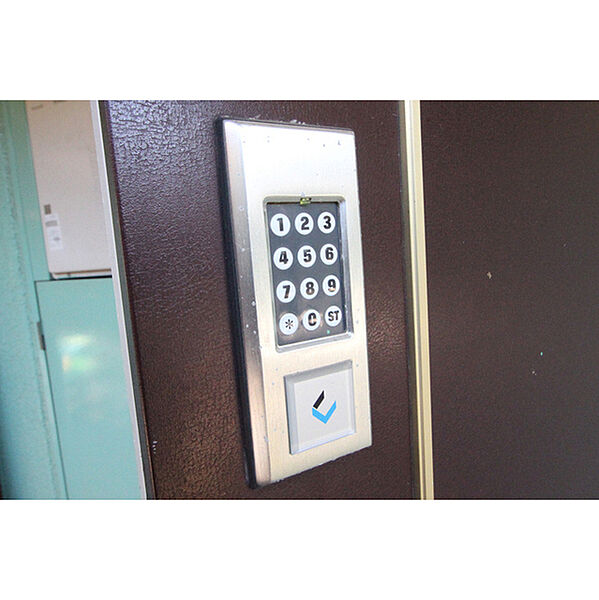 画像17:玄関は電子キーで開錠