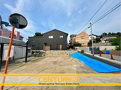 外観：■現地写真■建築条件なし～お好きなハウスメーカーで建築可能～閑静な住宅街！長く安心して暮らしやすい落ち着いた住環境です。(現地写真は、CGで画像加工して更地の状態を再現しています)