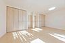 洋室：10.6帖の洋室です。2部屋にしても、どちらのお部屋にも収納があり、お子様のお部屋にオススメです。