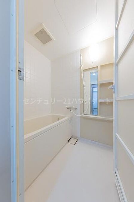 清潔感のある落ち着いたバスルーム。コンパクトながら必要な機能をしっかり備え、日々の疲れを心地よく癒やしてくれます。