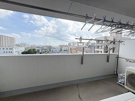 バルコニーからは遮るもののない青空と街並みを一望できます。日当たり・通風も良好で、たっぷりの洗濯物も気持ちよく乾かせます。
