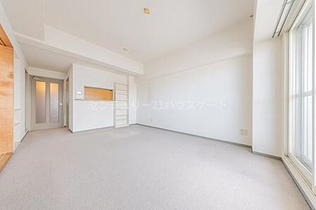大きな窓から明るい光が差し込む広々とした10.1帖のLDK。自然と家族が集まり、笑顔あふれる憩いの空間です。