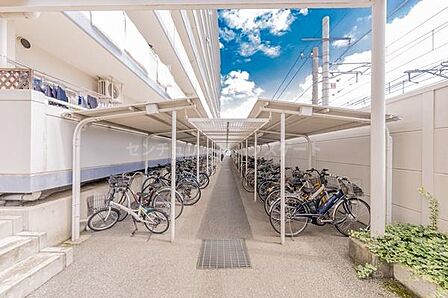整然と管理された屋根付きの駐輪場。大切な自転車やバイクを雨から保護し、毎日の通勤・通学やお買い物に大活躍します。