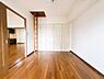 洋室：穏やかな寛ぎを届ける上質仕様のゆとりあるお部屋です。自分の時間を充実させながら心豊かにできるプライベート空間。風通しも良く、明るい陽射しが入る心地よい空間です。