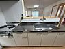 キッチン：AIにより動産撤去加工をしています。シンクも広々です。　調理、洗い物もはかどりそうですね！