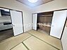和室：こちらは4.5帖の和室。6帖和室と続き間なので襖戸を外すと10.5帖の開放的な広々和室へ大変身