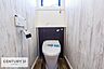 トイレ：1・2階にトイレがございます！朝の忙しい時間帯も待たずにすみそうですね。白を基調とした清潔感のあるトイレでお手入れがしやすいです！