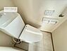 トイレ：1・2階にトイレがございます！朝の忙しい時間帯も待たずにすみそうですね。白を基調とした清潔感のあるトイレでお手入れがしやすいです！