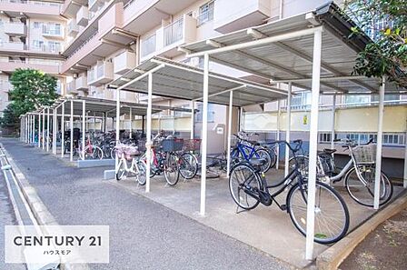 駐輪場完備で、お子さまの自転車や通勤用の自転車も安心して置けます。ご家族にもうれしい便利な設備です。駐車場の空き状況については管理会社にご確認ください。