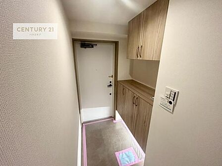 玄関収納が充実しているので、玄関周りがスッキリ片付き来客時にも靴の置き場に困りません!
