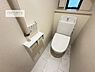 トイレ：1・2階にトイレがございます！朝の忙しい時間帯も待たずにすみそうですね。白を基調とした清潔感のあるトイレでお手入れがしやすいです！