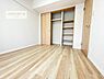 洋室：洋室は子供部屋や寝室、色々と用途多彩に利用できますね。収納力もたっぷりなので、広々気持ちよく過ごすことができます。