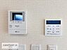 その他：TVモニター付きインターホンでお子様のお留守番中なども安心ですね。ボタンひとつでお風呂の準備がととのう！オートバスつき。（同仕様）