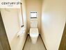トイレ：1・2階にトイレがございます！朝の忙しい時間帯も待たずにすみそうですね。白を基調とした清潔感のあるトイレでお手入れがしやすいです！