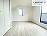 洋室：明るい室内は風通しも良く、大変居心地の良い空間となっております。リラックスして過ごせる心地の良いお部屋です！