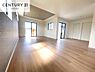 リビング/ダイニング：リビングはライフスタイルに合わせて間仕切りすることが可能です！大きな窓から陽の光が差し込み、明るく心地の良い空間です。