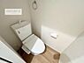 トイレ：1・2階にトイレがございます！朝の忙しい時間帯も待たずにすみそうですね。白を基調とした清潔感のあるトイレでお手入れがしやすいです！