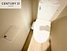 トイレ：1・2階にトイレがございます！朝の忙しい時間帯も待たずにすみそうですね。白を基調とした清潔感のあるトイレでお手入れがしやすいです！