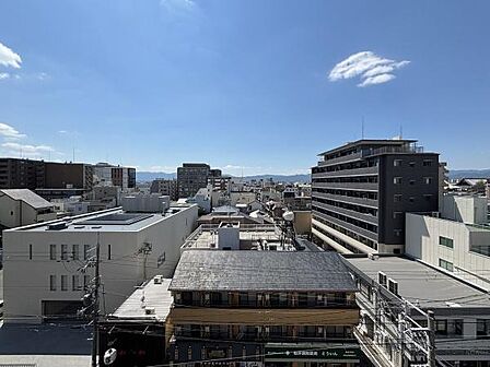 リビング西側のバルコニーからは嵐山までの眺望があります。西洞院に面しており、抜け感のある眺望です。